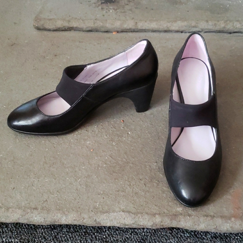 Johnston & Murphy Mary Jane style low heel